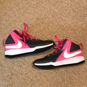 UEC -NIKE TEAM HUSTLE D7 Sports Shoes—Sz 4Y